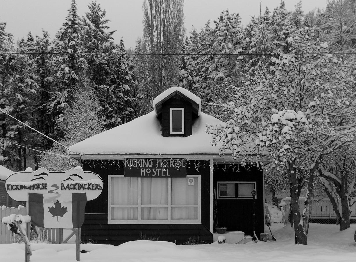 Kicking Horse Backpacker Hostel Golden Exterior photo
