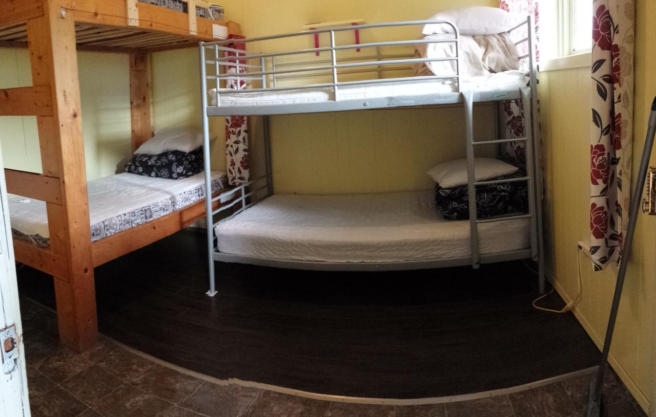 Kicking Horse Backpacker Hostel Golden Exterior photo