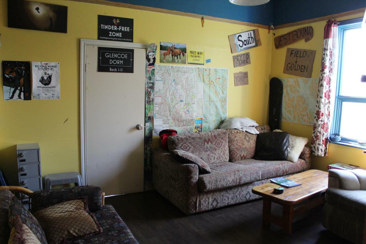 Kicking Horse Backpacker Hostel Golden Exterior photo